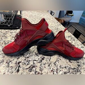 Nike Huarache solid red Mens size 10